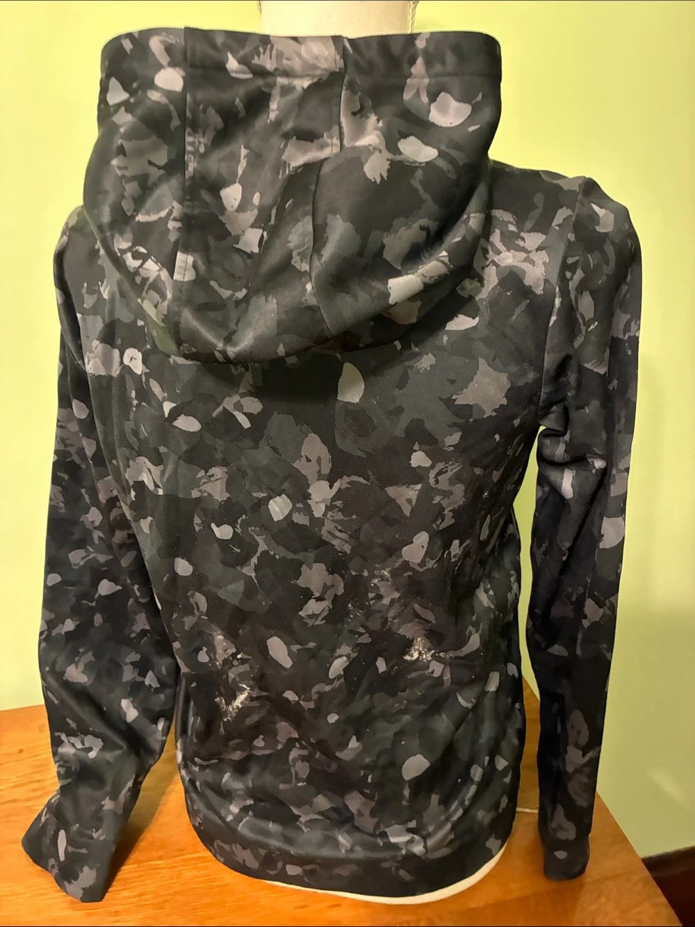 Under Armour hoodie in EUC, size Youth Large - Picture 2 of 6